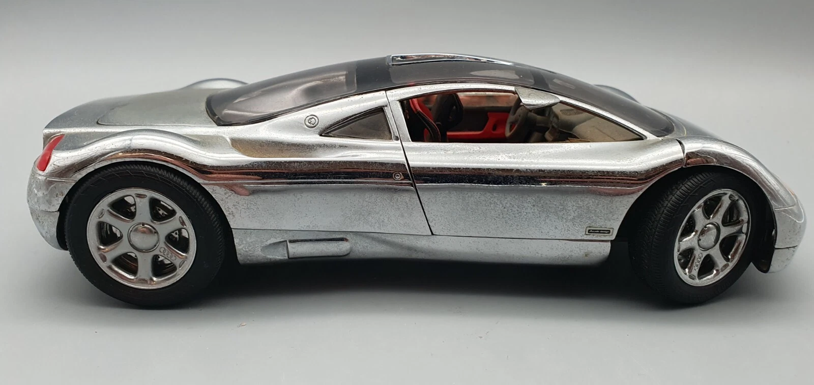 Revell Audi Avus Quattro 1:18 – Kromirani Kolekcionarski Model, Odlično Očuvan