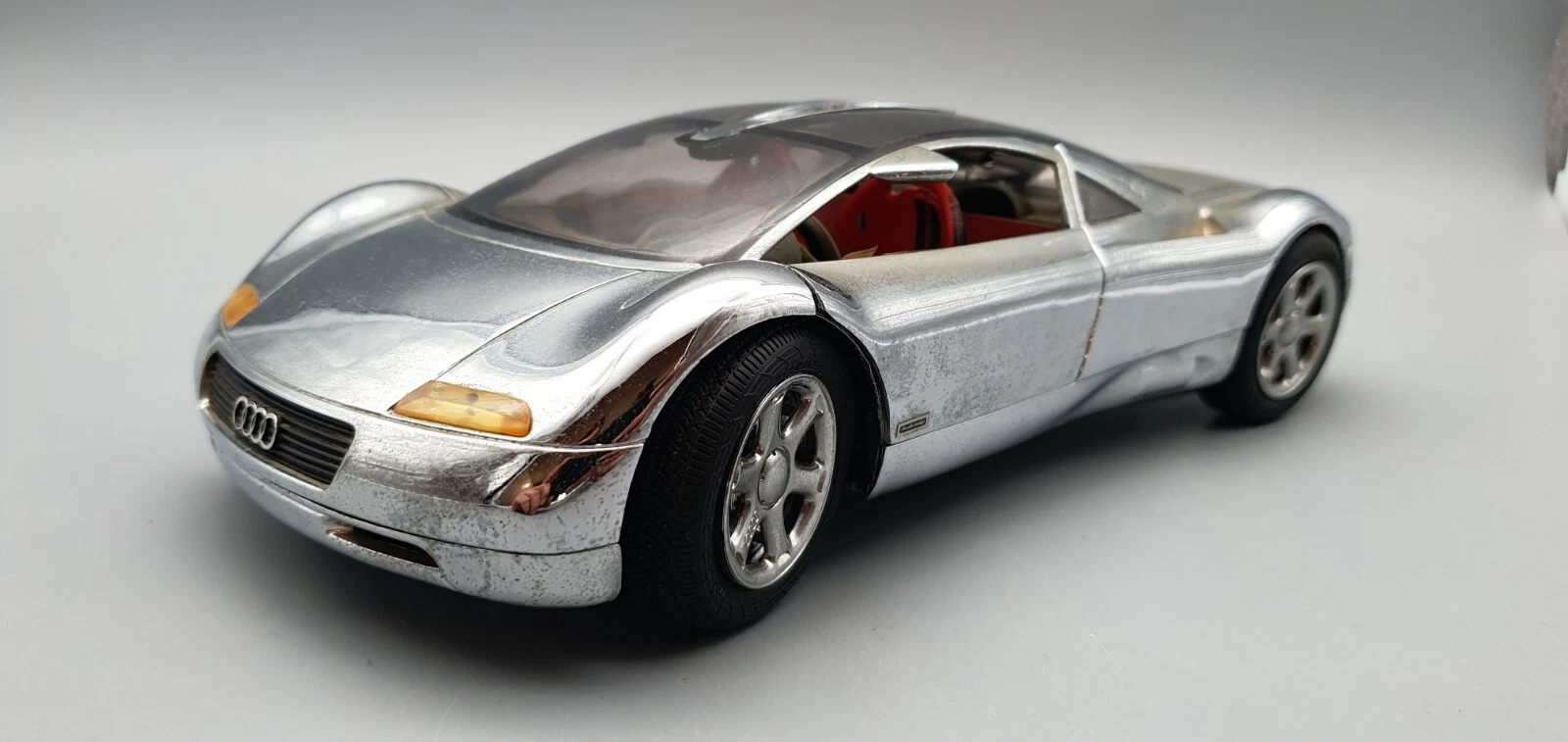 Revell Audi Avus Quattro 1:18 – Kromirani Kolekcionarski Model, Odlično Očuvan